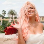 Karol G cabello rosa