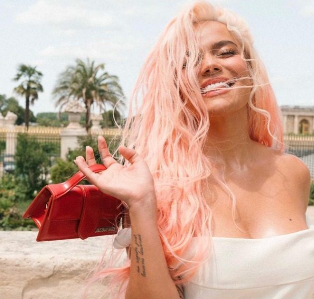 Karol G cabello rosa