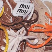 Sneakers colaboración entre Miu Miu y New Balance en café, beige y gris