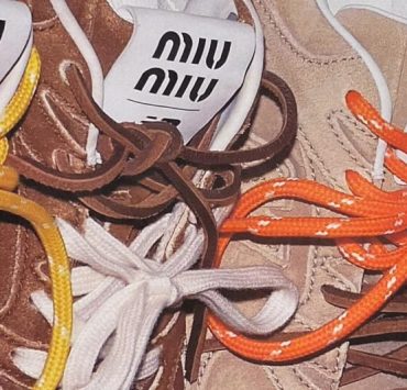 Sneakers colaboración entre Miu Miu y New Balance en café, beige y gris