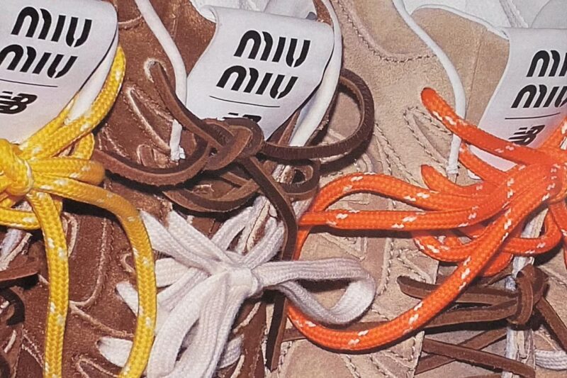 Sneakers colaboración entre Miu Miu y New Balance en café, beige y gris