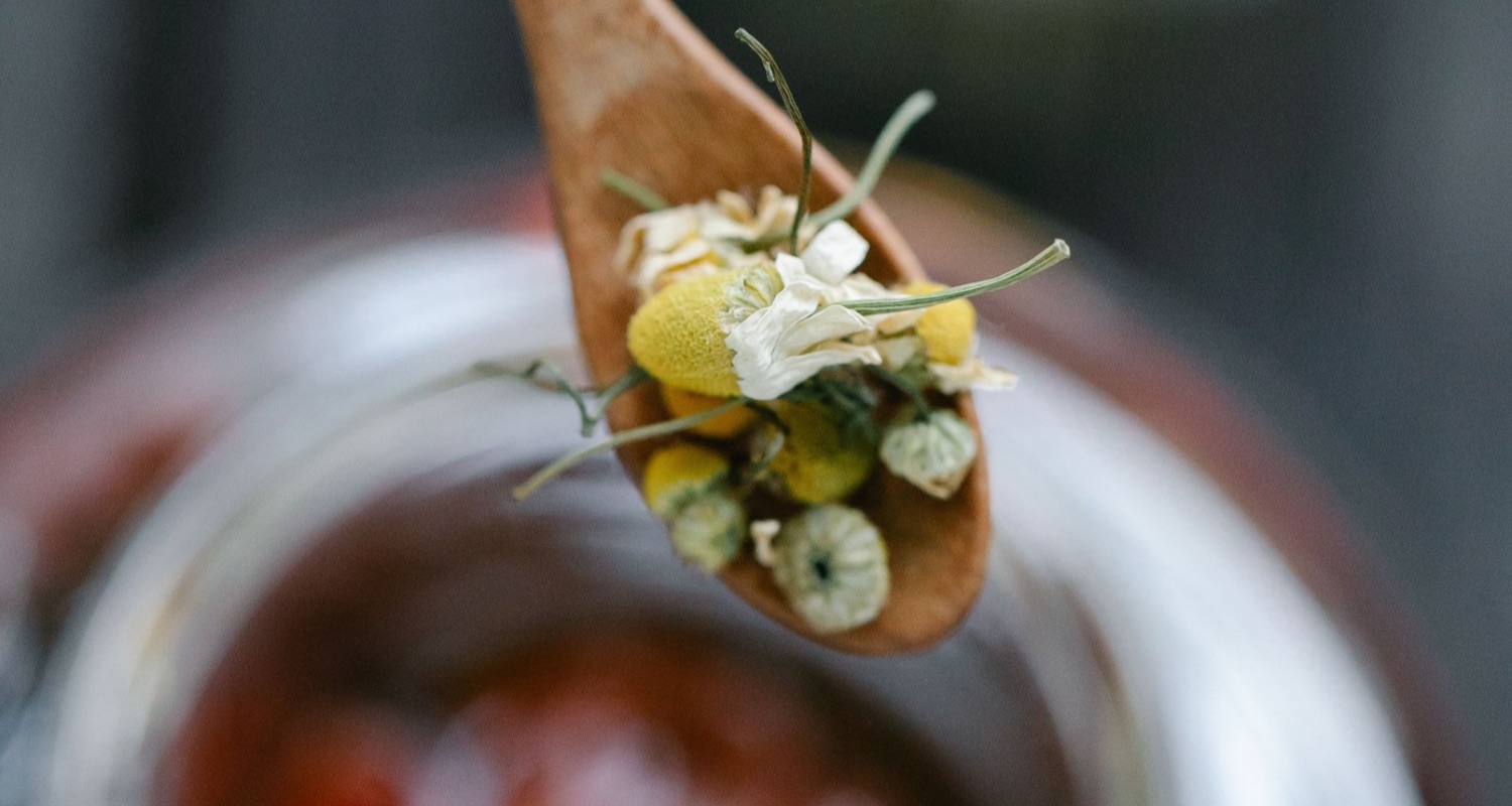 El té de manzanilla es una de las mejores opciones naturales para ayudar a mejorar síntomas físicos y emocionales.