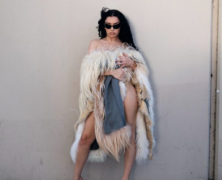 La palabra Brat, traducida del inglés al español, se refiere a 'mocosa' o 'mocoso'. En otras palabras, alguien que siempre obtiene lo que quiere, que es mimado o caprichoso.