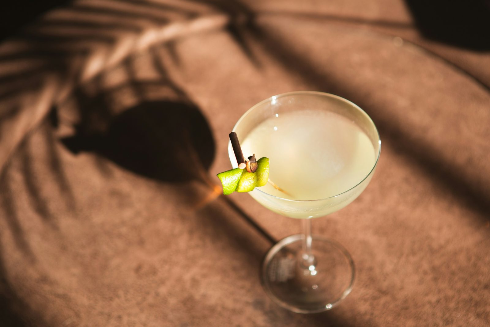 Foto coctel con ron al atardecer