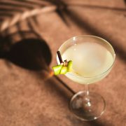 Foto coctel con ron al atardecer