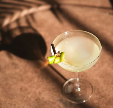 Foto coctel con ron al atardecer