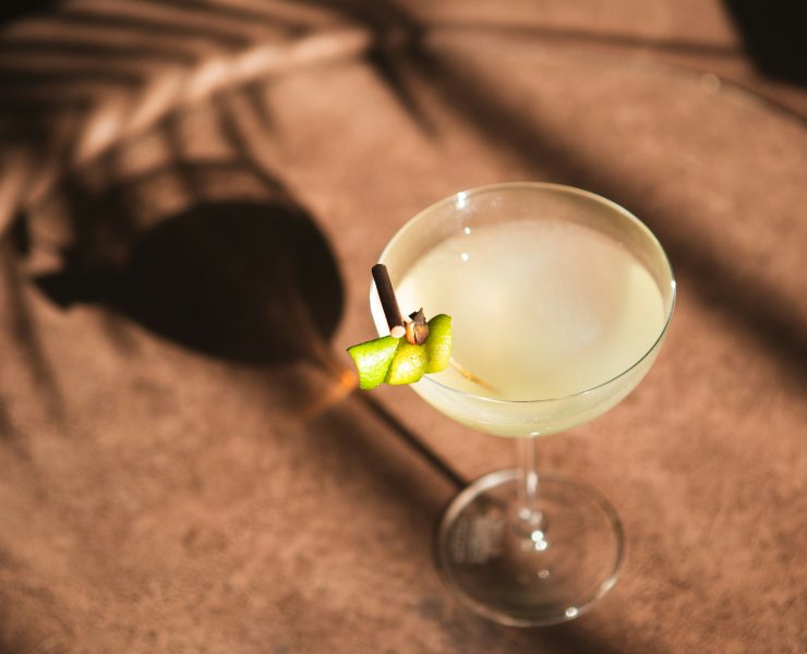 Foto coctel con ron al atardecer