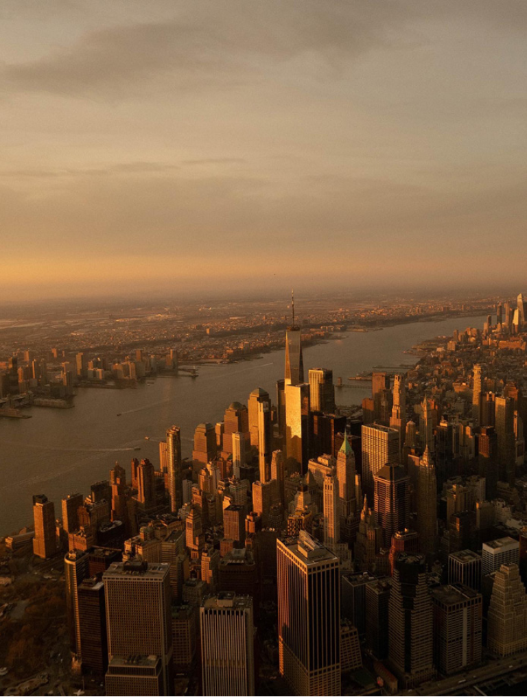 Fotografía de una ciudad desde lo alto al atardecer.