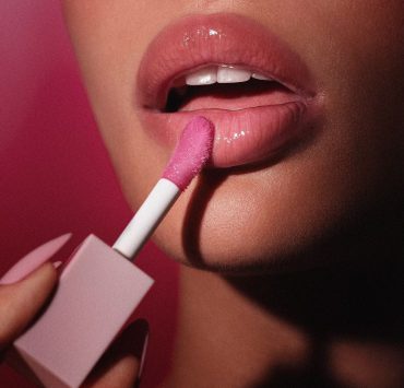 Los brillos labiales voluminizadores son uno de los productos que no puedes omitir dentro de tu rutina de maquillaje.