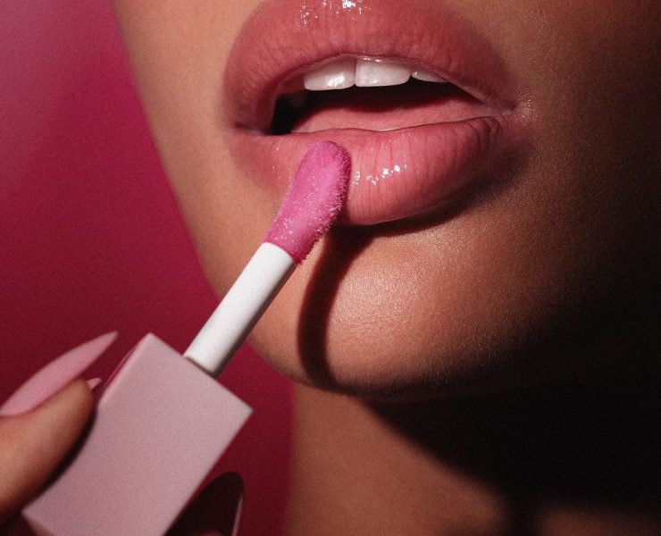 Los brillos labiales voluminizadores son uno de los productos que no puedes omitir dentro de tu rutina de maquillaje.