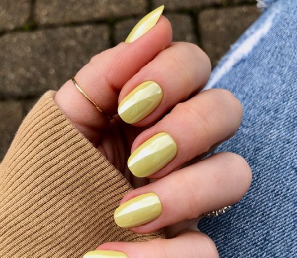 Uñas mantequilla brillantes.