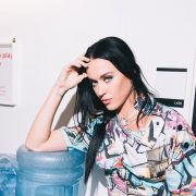 El accidentado regreso musical de Katy Perry: ahora enfrenta una polémica ambiental