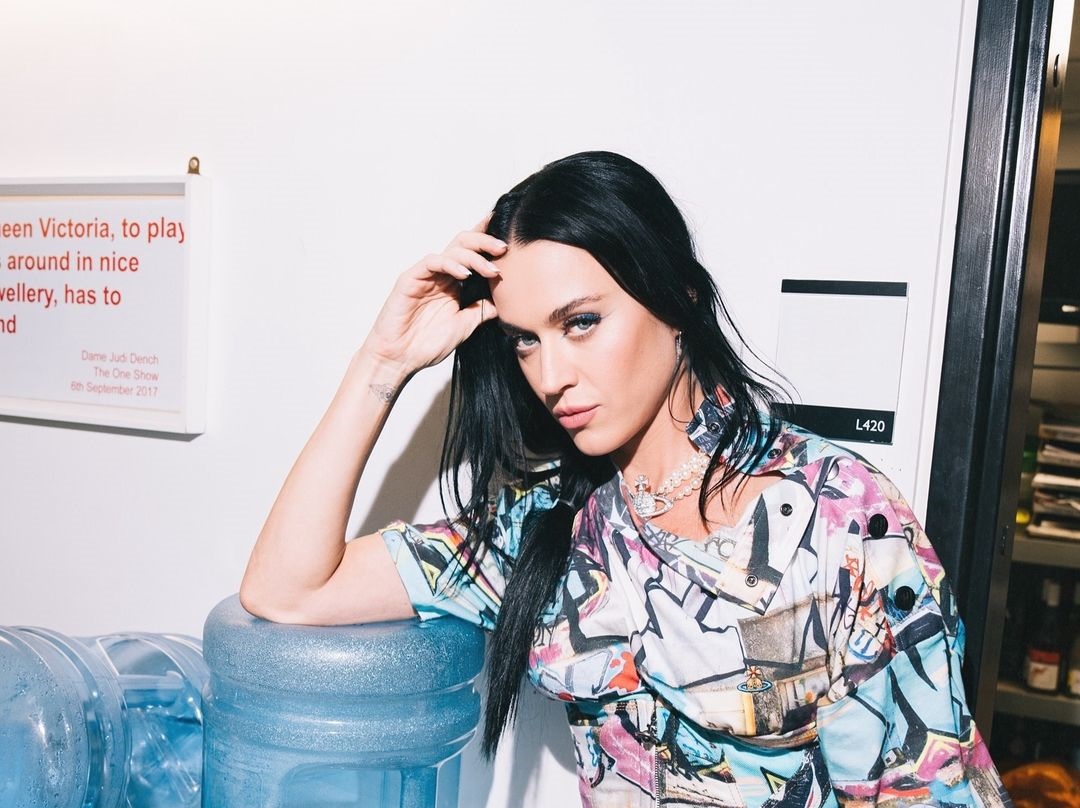 El accidentado regreso musical de Katy Perry: ahora enfrenta una polémica ambiental