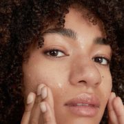 La exfoliación es de suma importancia para la salud de nuestra piel. Te contamos cómo hacerla correctamente.
