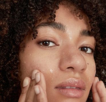 La exfoliación es de suma importancia para la salud de nuestra piel. Te contamos cómo hacerla correctamente.