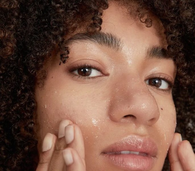 La exfoliación es de suma importancia para la salud de nuestra piel. Te contamos cómo hacerla correctamente.