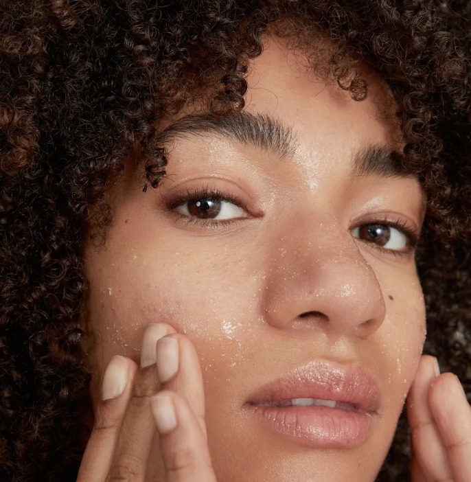La exfoliación es de suma importancia para la salud de nuestra piel. Te contamos cómo hacerla correctamente.