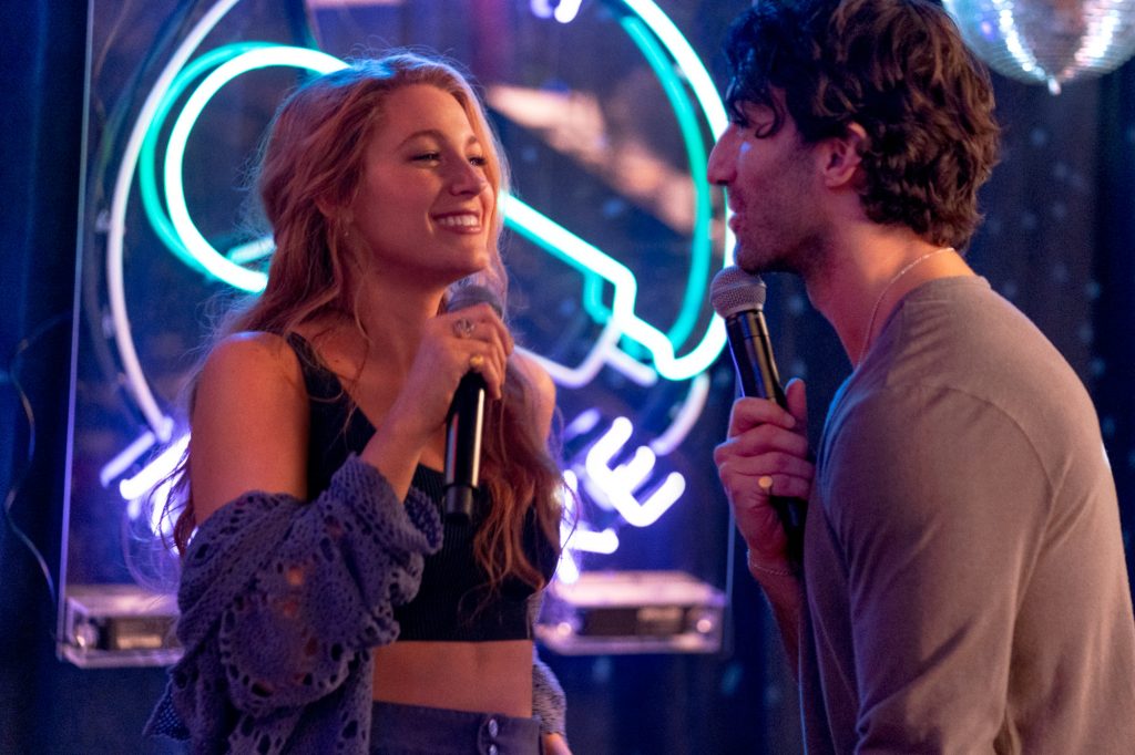 Escena karaoke de Romper el Círculo con Blake Lively y Justin Baldoni.