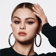 Lograr un peinado con efecto mojado es sencillo. Celebridades como Selena Gómez y Miley Cyrus lo usan frecuentemente.