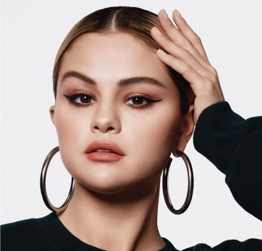 Lograr un peinado con efecto mojado es sencillo. Celebridades como Selena Gómez y Miley Cyrus lo usan frecuentemente.