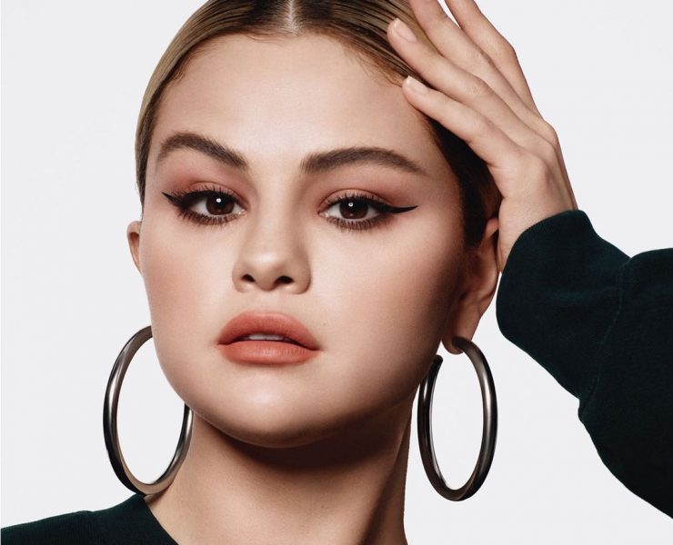 Lograr un peinado con efecto mojado es sencillo. Celebridades como Selena Gómez y Miley Cyrus lo usan frecuentemente.