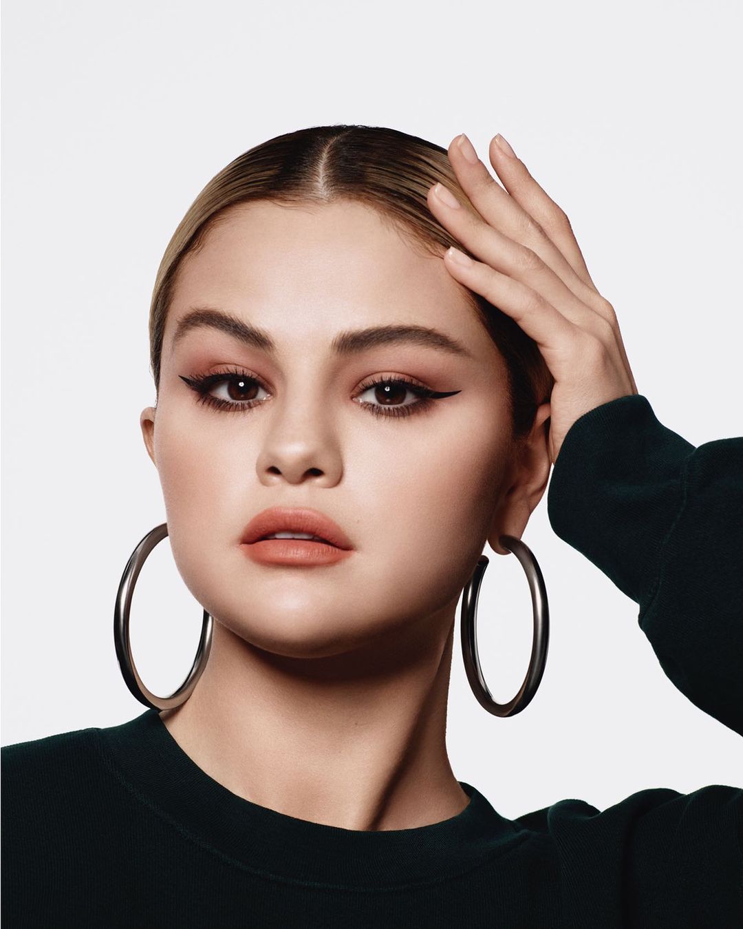 Lograr un peinado con efecto mojado es sencillo. Celebridades como Selena Gómez y Miley Cyrus lo usan frecuentemente.