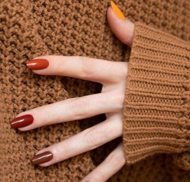 Los colores tierra son perfectos para pintar tus uñas durante el otoño. Te damos ejemplos.