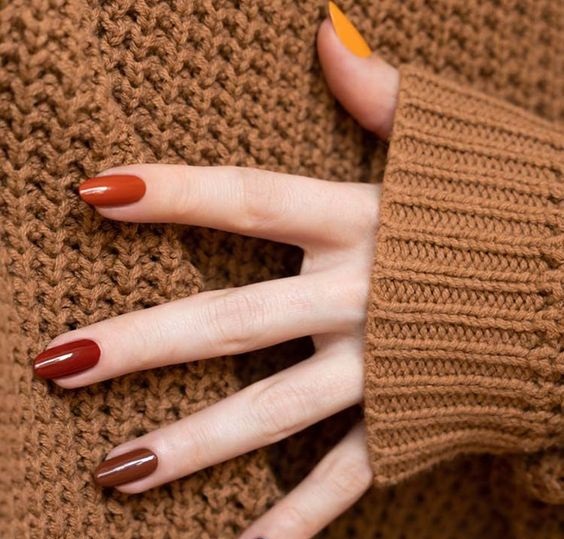 Los colores tierra son perfectos para pintar tus uñas durante el otoño. Te damos ejemplos.