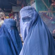 Prohíben las voces femeninas en lugares públicos de Afganistán