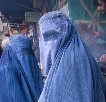 Prohíben las voces femeninas en lugares públicos de Afganistán