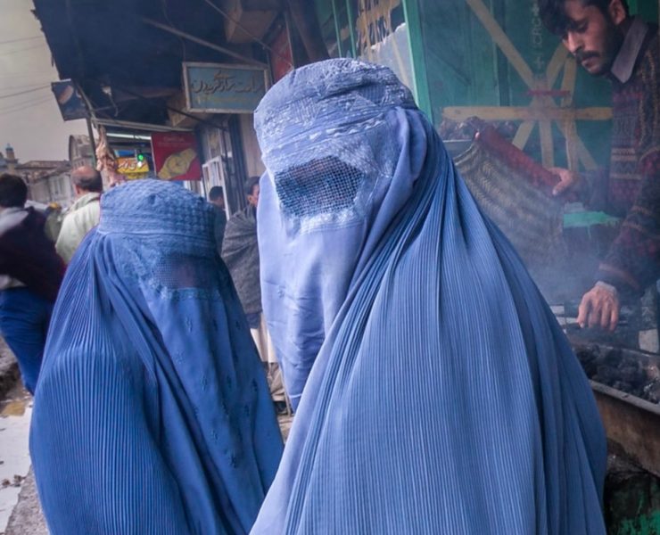 Prohíben las voces femeninas en lugares públicos de Afganistán