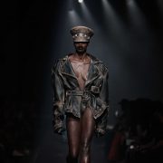 El negro, el cobre y los dorados fueron protagonistas de la puesta en escena, así como el azul marino, rojo, beige, amarillo, gris y blanco.