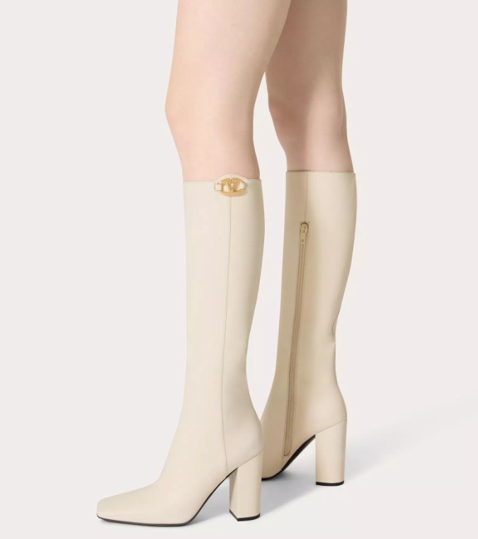 Las botas blancas son un 'must have' de nuestro armario. Funcionan a la perfección con varias propuestas estéticas.