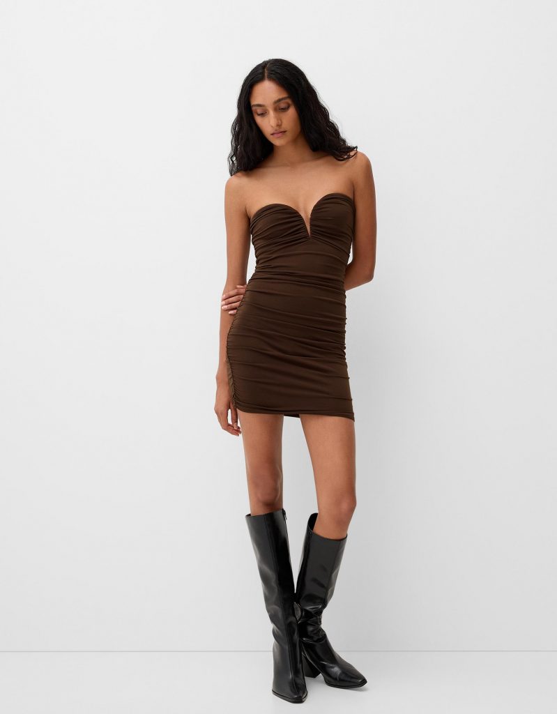 Llevar botas altas con falda es la combinación perfecta para septiembre y el inicio de la temporada otoño/invierno.
