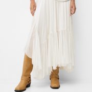 Llevar botas altas con falda es la combinación perfecta para septiembre y el inicio de la temporada otoño/invierno.