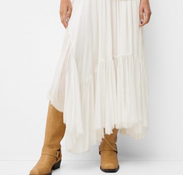 Llevar botas altas con falda es la combinación perfecta para septiembre y el inicio de la temporada otoño/invierno.