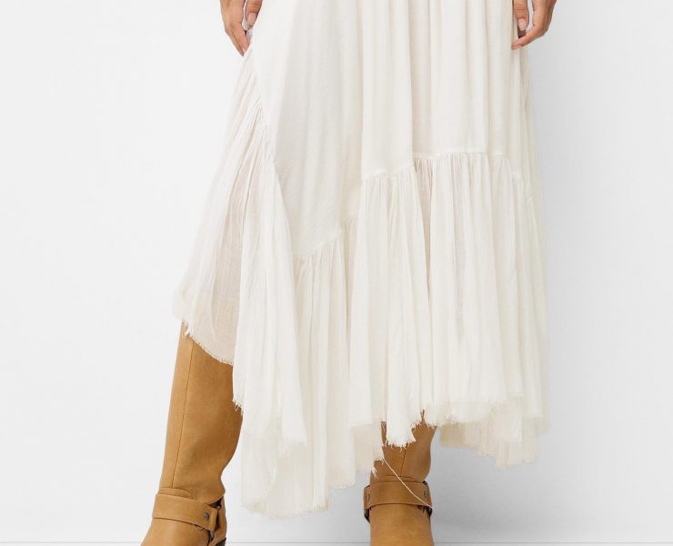 Llevar botas altas con falda es la combinación perfecta para septiembre y el inicio de la temporada otoño/invierno.