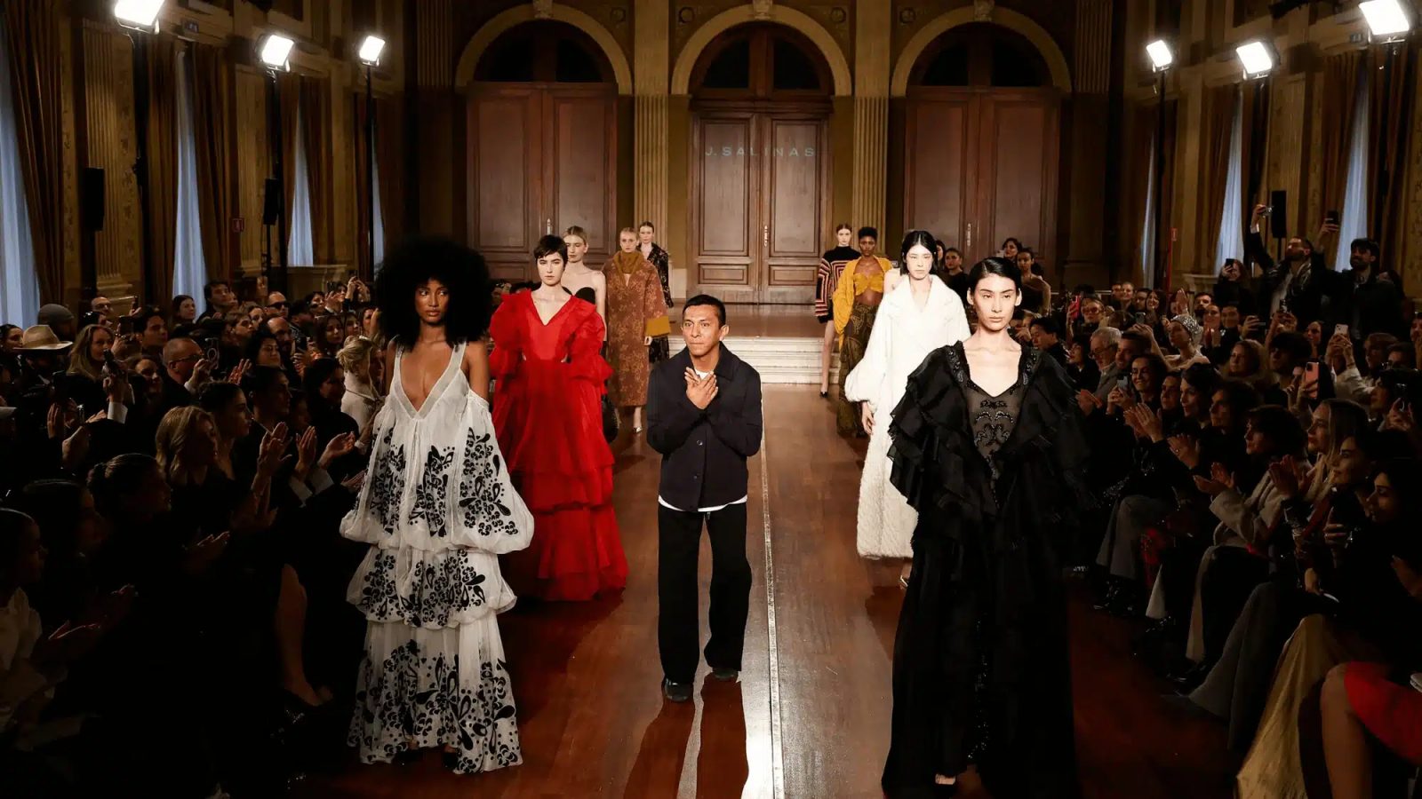 Presentación otoño-invierno 2024 de J Salinas en Milán Fashion Week