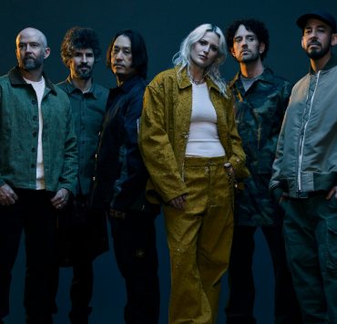 El sentimiento de felicidad se mezcla con la nostalgia, pues es la primera vez que la agrupación hará una gira de conciertos con su nueva vocalista: Emily Armstrong.