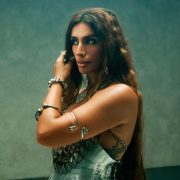 Cómo llevar joyería corporal Sevdaliza te enseña