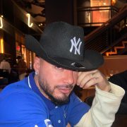 J Balvin tiene un nuevo accesorio favorito: los sombreros vaqueros. Así ha logrado añadirlo a su guardarropa, y así podrías hacerlo tú.