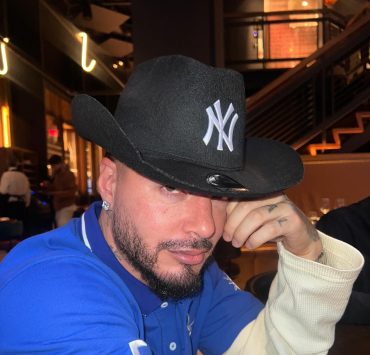J Balvin tiene un nuevo accesorio favorito: los sombreros vaqueros. Así ha logrado añadirlo a su guardarropa, y así podrías hacerlo tú.
