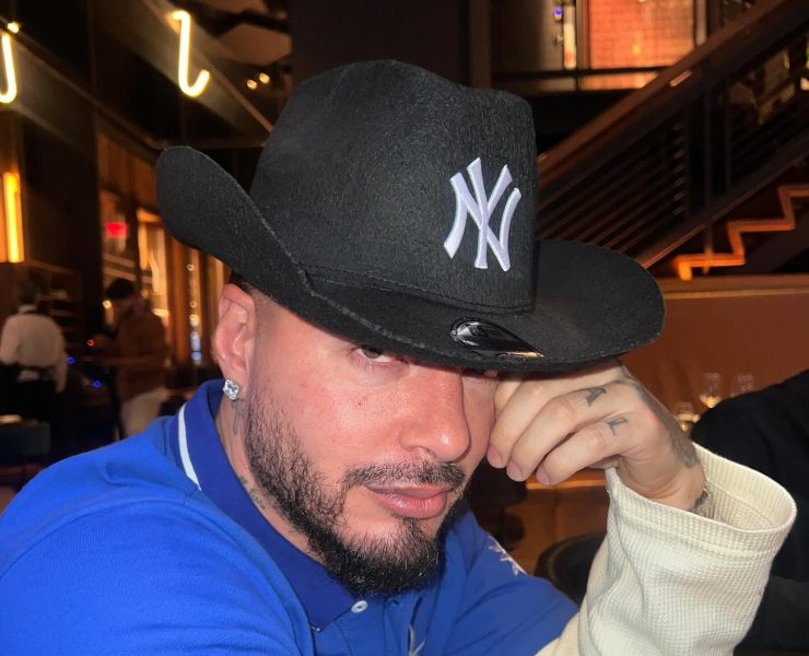 J Balvin tiene un nuevo accesorio favorito: los sombreros vaqueros. Así ha logrado añadirlo a su guardarropa, y así podrías hacerlo tú.