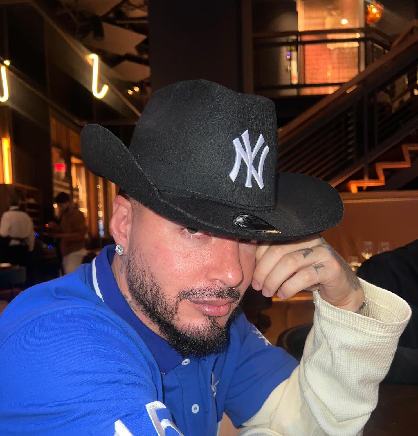 J Balvin tiene un nuevo accesorio favorito: los sombreros vaqueros. Así ha logrado añadirlo a su guardarropa, y así podrías hacerlo tú.