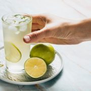 Bebida de agua con limón