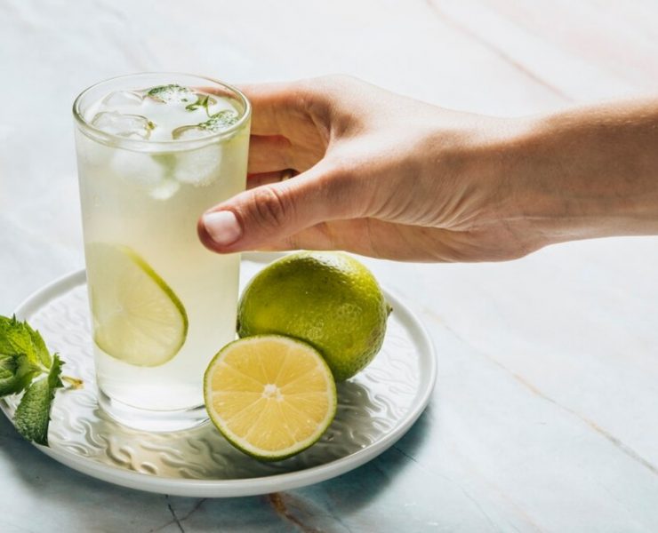 Bebida de agua con limón