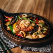 Canoa Taberna Japonesa es uno de esos lugares de Bogotá que debes visitar en Bogotá si lo que buscas es probar platos innovadores y llenos de sabor.