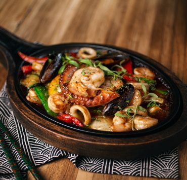 Canoa Taberna Japonesa es uno de esos lugares de Bogotá que debes visitar en Bogotá si lo que buscas es probar platos innovadores y llenos de sabor.