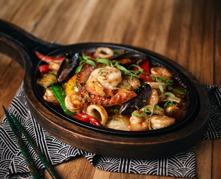 Canoa Taberna Japonesa es uno de esos lugares de Bogotá que debes visitar en Bogotá si lo que buscas es probar platos innovadores y llenos de sabor.