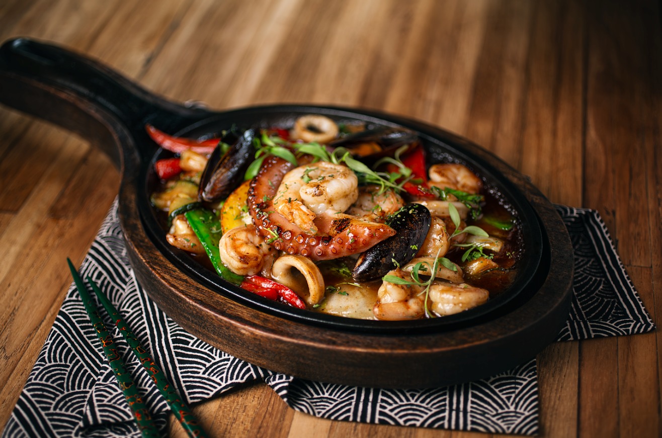 Canoa Taberna Japonesa es uno de esos lugares de Bogotá que debes visitar en Bogotá si lo que buscas es probar platos innovadores y llenos de sabor.
